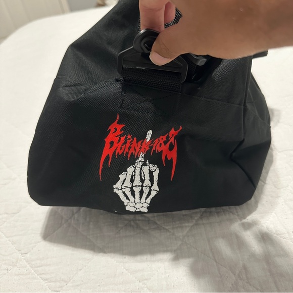 Blink 182 Tote Duffle Bag 2024 World Tour Exclusive Middle Finger Black NEW - Picture 3 of 5